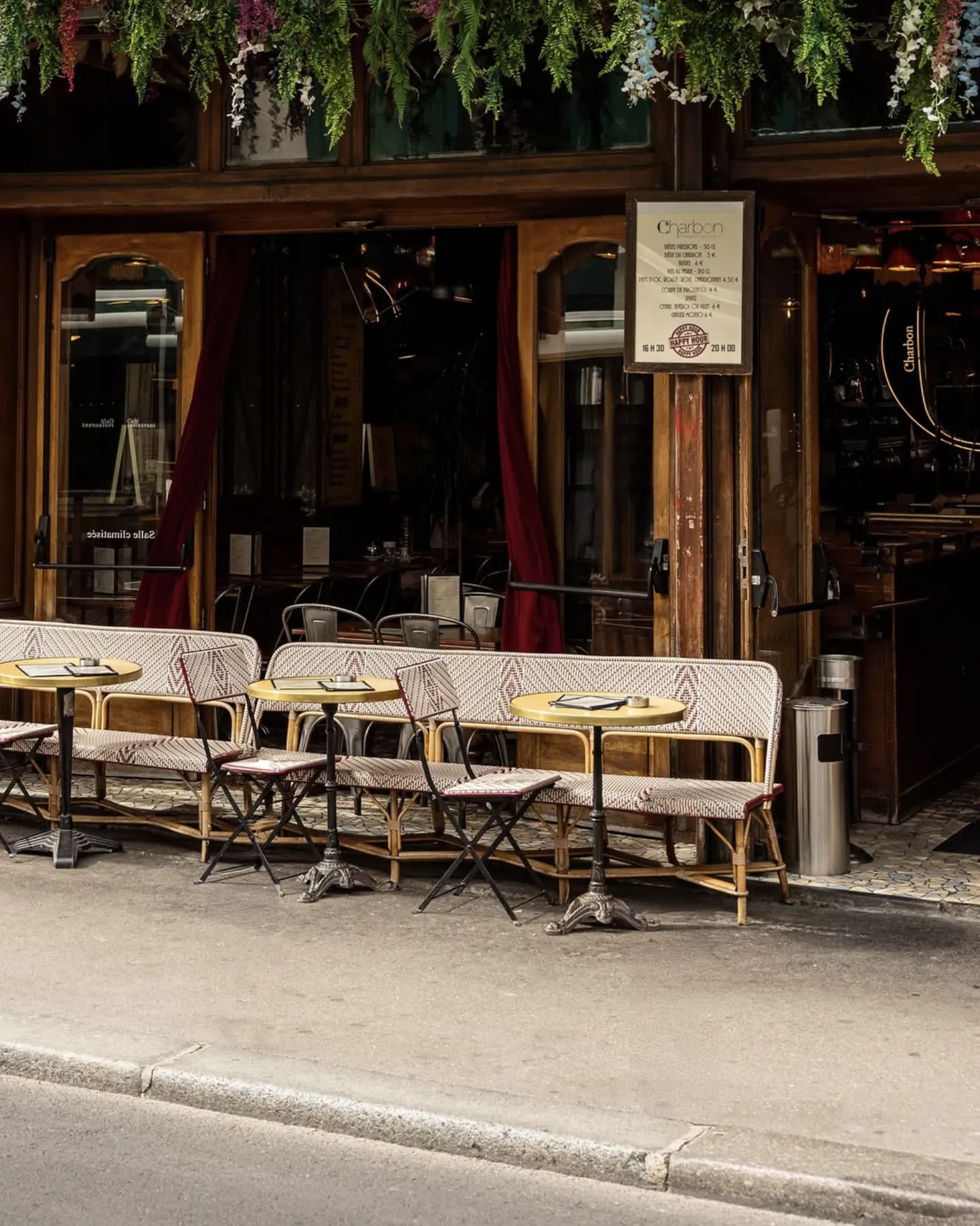 La terrasse du Café Charbon, rue Oberkampf